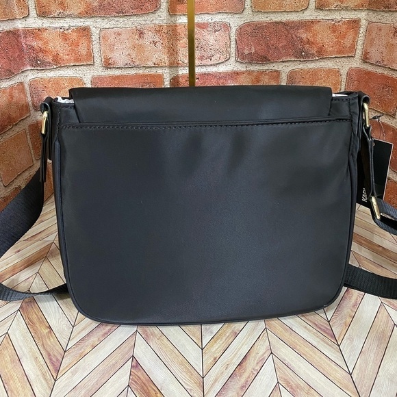 NWT Perfect travel bag or everyday bag! Great quality. - Picture 4 of 10